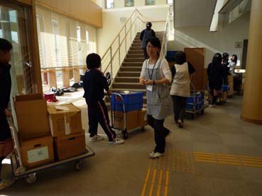 写真:真田図書館への運び込み
