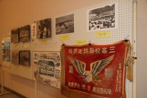 写真パネルや旗の展示の様子