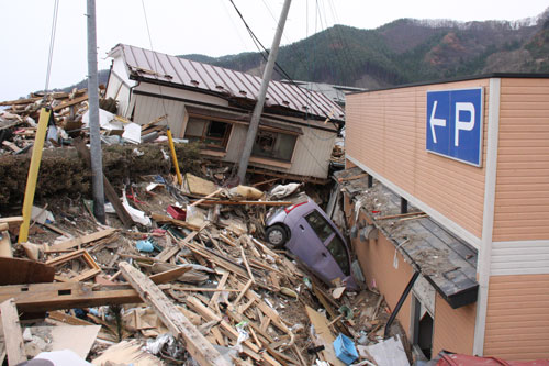 写真5：津波に流された家や自動車
