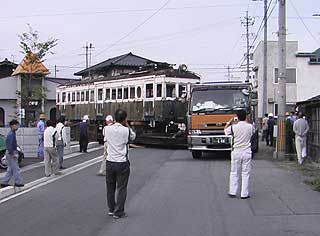 丸窓電車移転出発の写真