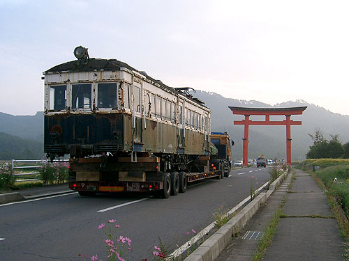 大鳥居をくぐる丸窓電車