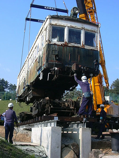 丸窓電車長野計器搬入