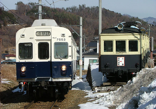 丸窓ラッピング電車入線