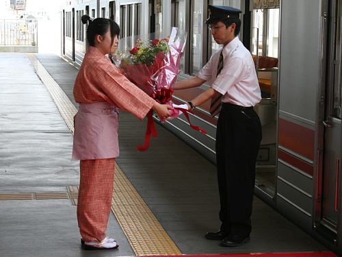 運転手に花束贈呈