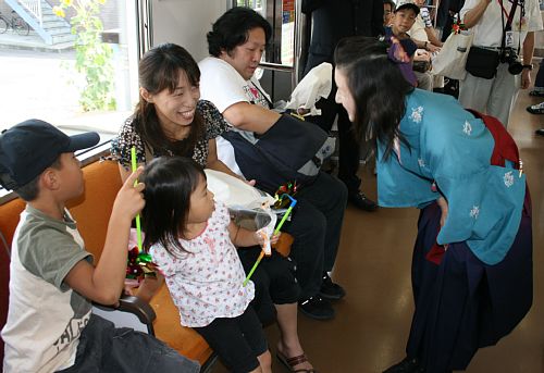 車内でプレゼントを贈呈