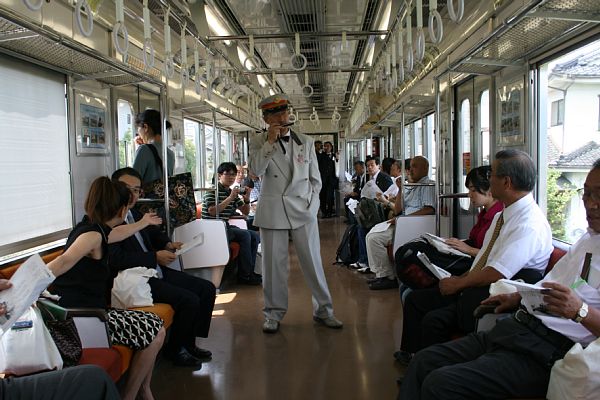 上田駅長によるハーモニカの演奏