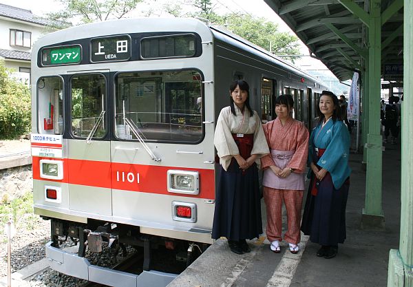 別所温泉駅で記念撮影