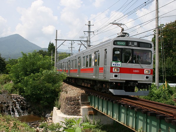 鉄橋を渡る1000系