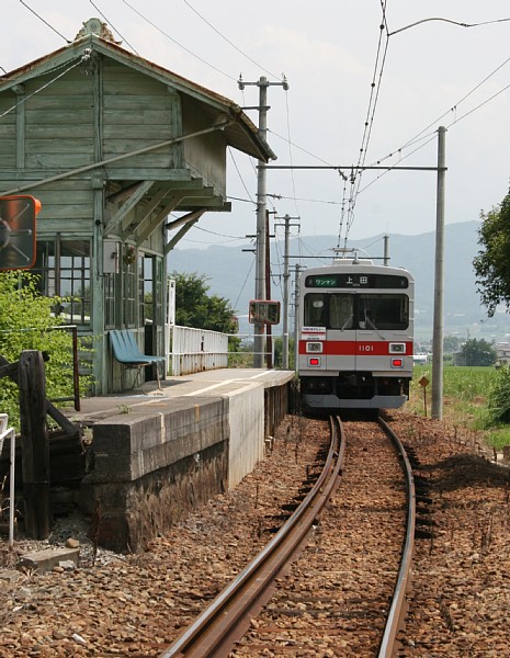 1000系と八木沢駅