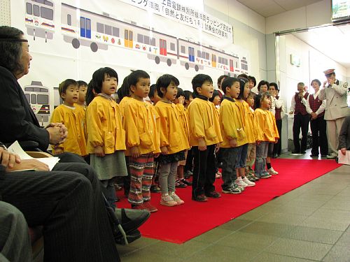 西塩田保育園の園児の皆さんの歌の発表