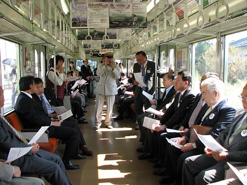 上田駅長のハーモニカ演奏に合わせ歌う