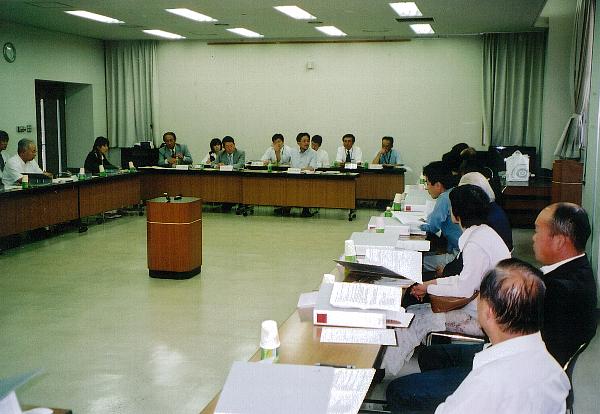 第1回上田市の自治の基本原則等を定める検討委員会の様子