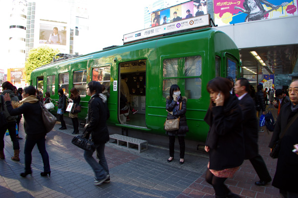 東急5000系の前を毎日多くの人が行き交う