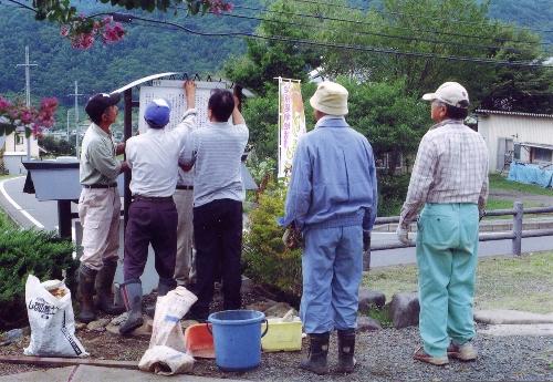 写真：りんご祭り高札設置作業（真田地域）