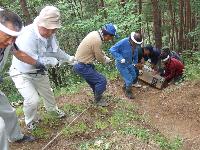 砥石城山頂へ標柱を引き上げました