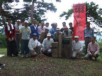 砥石城山頂へ標柱を移設した地域の皆さん