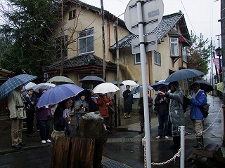 路地の道祖神と和洋折衷住宅