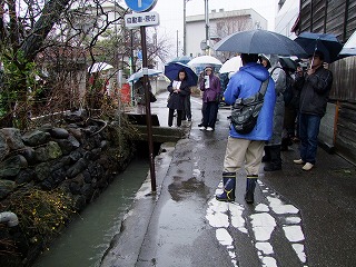 蛭沢川へ流れ込む用水路