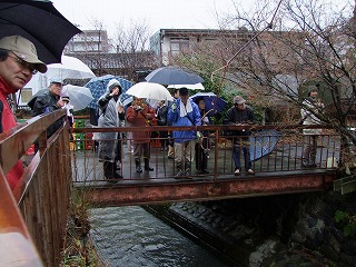 町家の裏を流れる蛭沢川