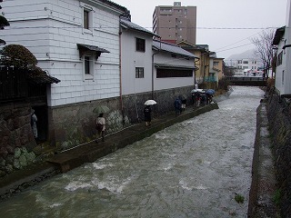 川門を使って矢出沢川に下りる