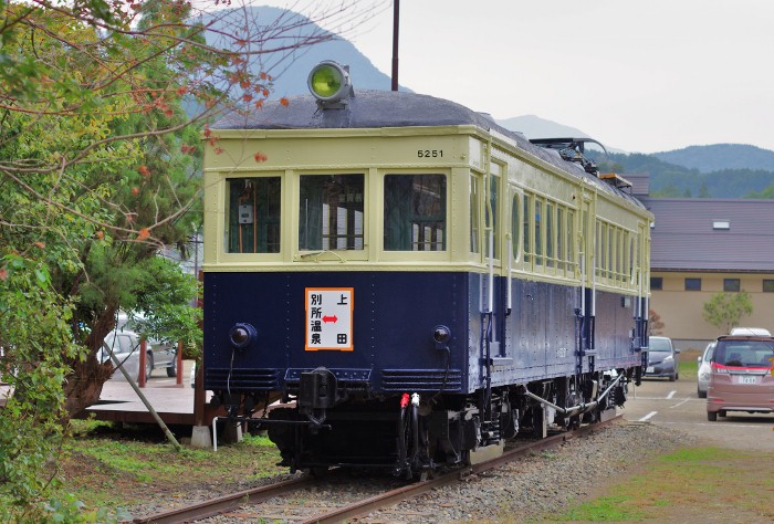 丸窓電車校舎側