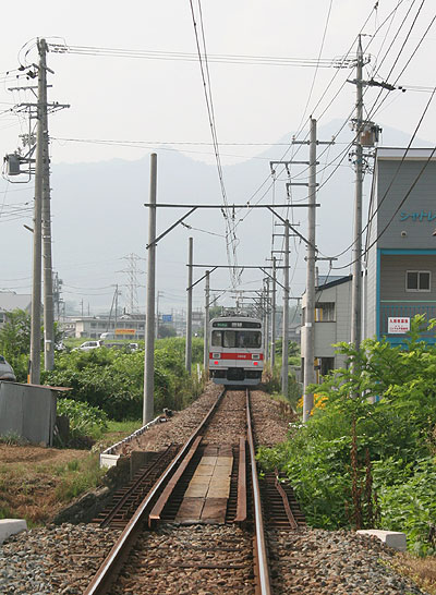 大学前駅横の踏切からの画像