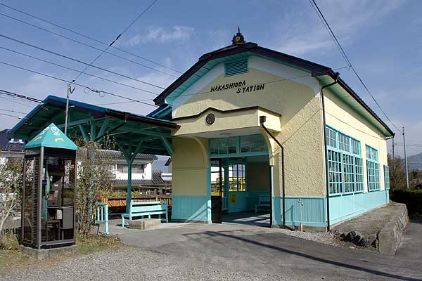 中塩田駅舎の画像
