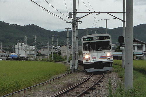 下之郷駅から一つ目の踏切の画像