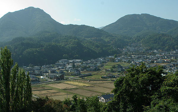 浦里へ抜ける道（撮り鉄通称「ポプラの木の山」）から望むの画像