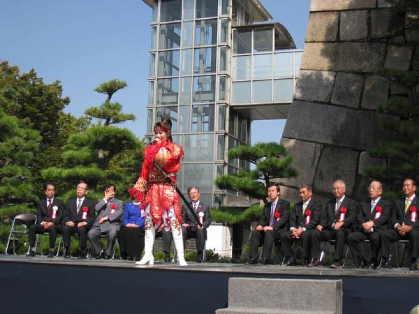 大阪城記念碑除幕式桜花昇ぼる