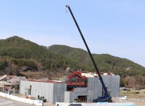 4月15日武石総合センター建設写真。屋根に板が張られています。