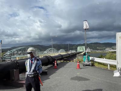 六十谷（むそた）橋の上の送水管