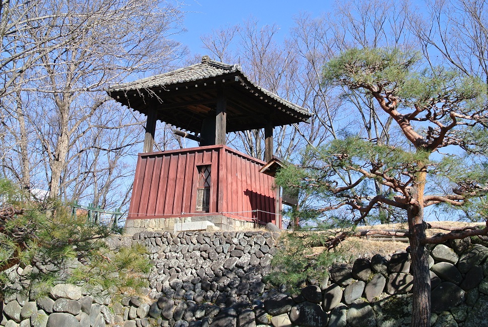 「この鐘の鳴り響くかぎり再び悲惨な戦争が起こらないように」…けやき並木の西側には「平和の鐘」があります。戦時中に軍に徴発された「時の鐘」が、昭和47年に上田市自治会連合会の運動により復元されました。大晦日には大勢の市民の皆さんが訪れます。の画像