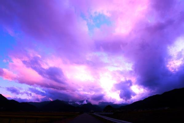 農道から見る夕焼けの画像