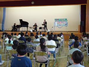 南小学校での演奏の写真