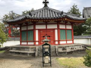 長福寺の夢殿外観