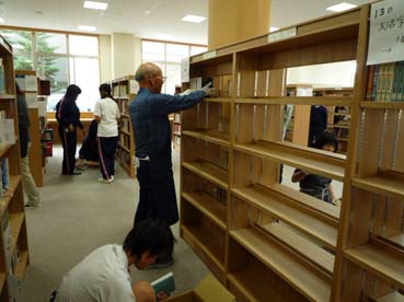 写真:真田図書館棚に配架