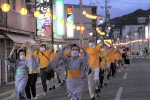 中丸子自治会の踊る様子