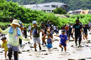 依田川を進む参加者たちの様子