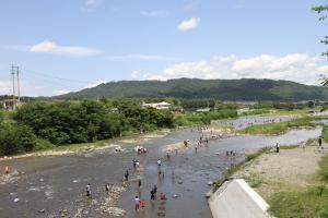 依田川を進む参加者たちの遠景