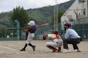 塩川少年野球スポーツ少年団の打者がボールを打つ様子の写真