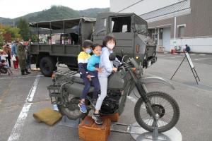 バイクに跨る子どもたちの写真