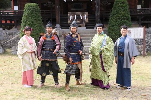 安良居神社でのキャスト集合写真