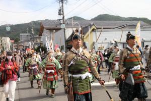 自治センター周辺を歩く行列（弓武者）