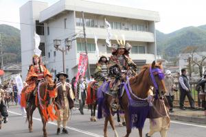 橋を渡る行列（影武者の義仲たち）