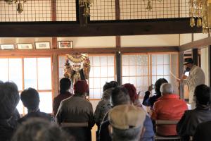 正面から撮影した歌と踊りの写真