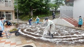 講師の指導で土づくりをしている様子