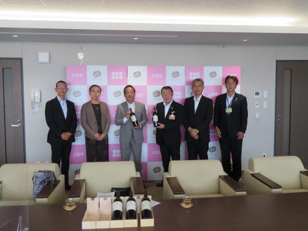 「表敬訪問（「日本ワインコンクール２０２２」において上田市産ワイン用ブドウを使用したワインが金賞を受賞した報告）」