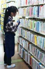 上田図書館の学生ボランティアさんが配架中