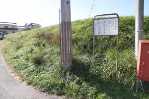 中城館跡の案内板を少し離れて撮影した写真